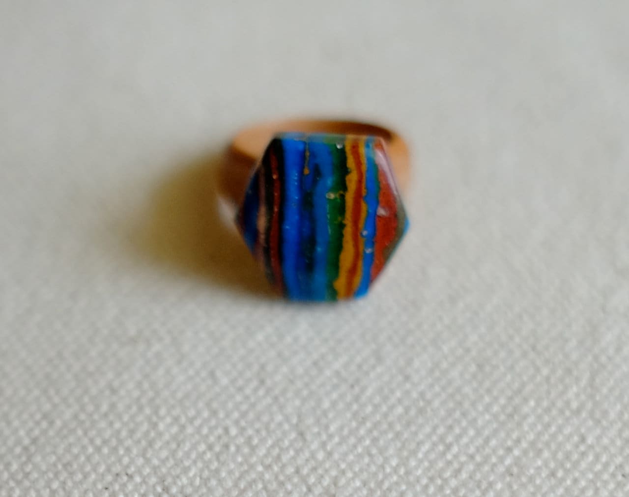 Eco Holzring Mit Einem Bunten Regenbogen Calsilica Stein - R03 Eco Holzring Mit Einem Bunten Regenbogen Calsilica Stein - R03 von LuckypebblesGreece