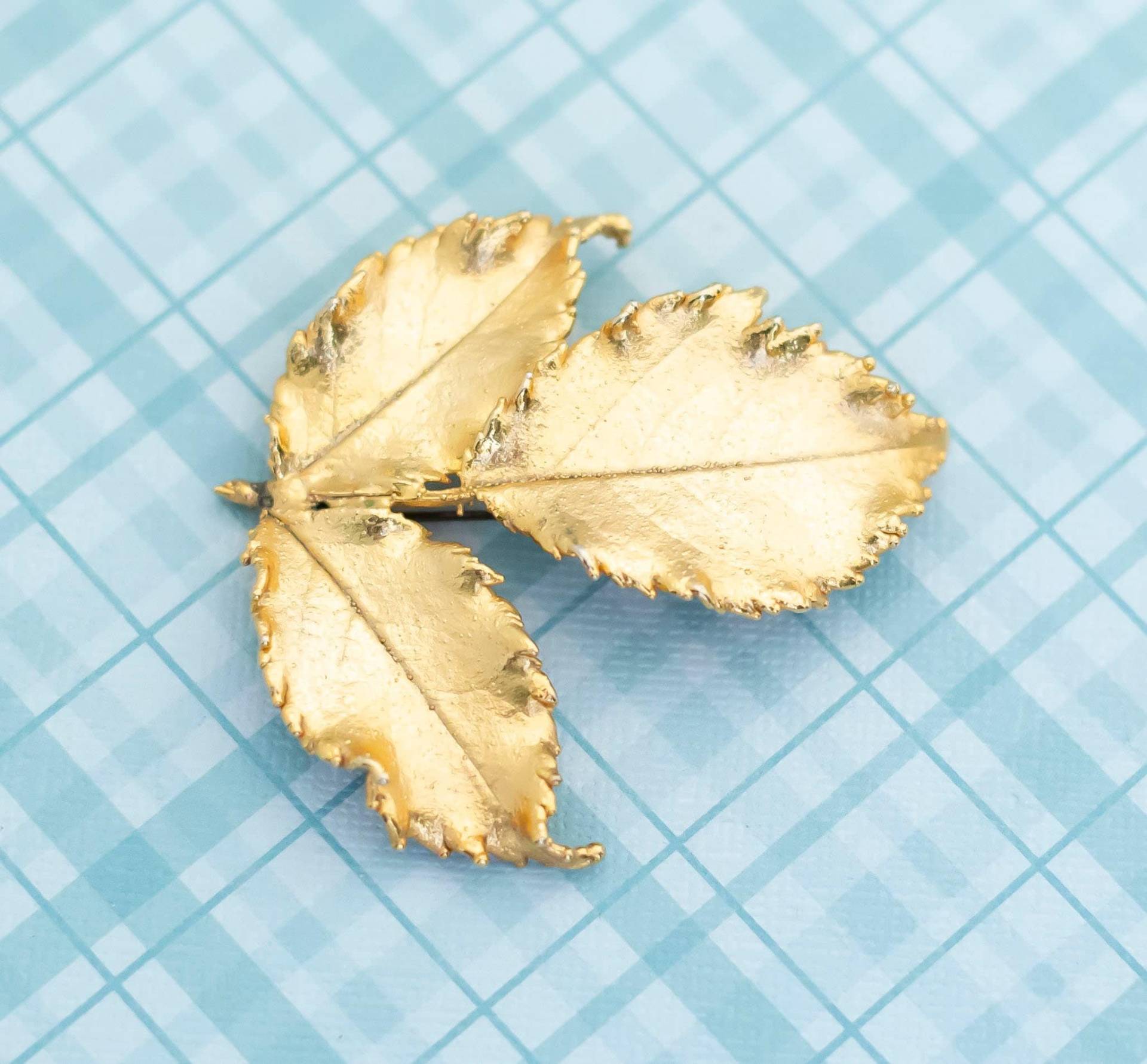 Vintage Goldene Tri-Leaf Brosche - L18 von LuckyvintagefindsUS