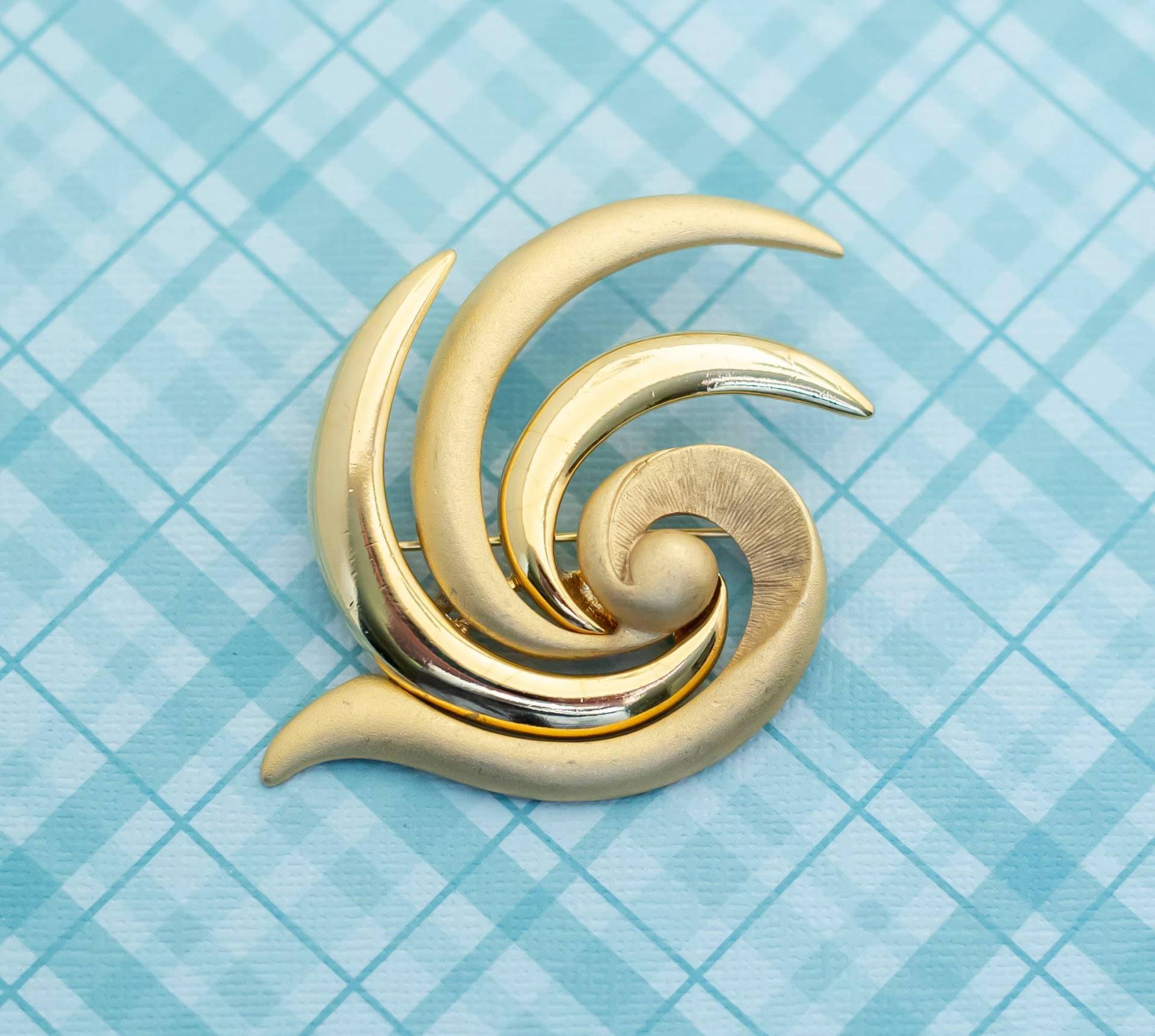 Vintage Spirale Elegance Gold Ton Brosche - L10 von LuckyvintagefindsUS
