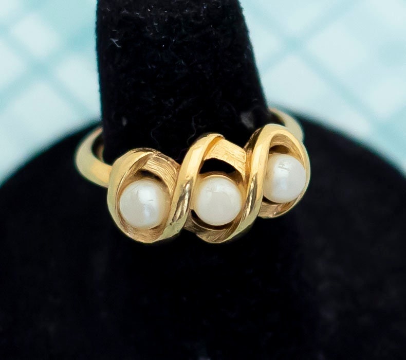 Vintage Tri Pearl Gold Ton Spiral Ring Von Avon - Größe 6 L12 von LuckyvintagefindsUS