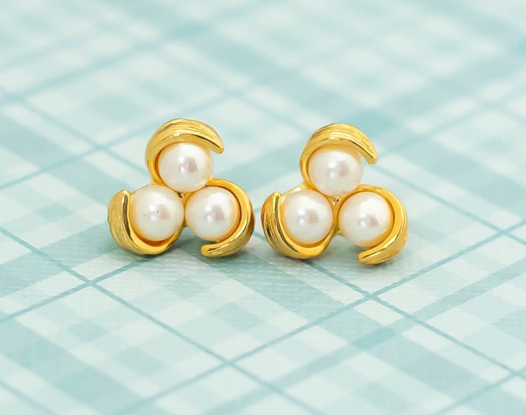 Vintage Triple Pearls Elegante Ohrstecker Von Avon - L5 von LuckyvintagefindsUS