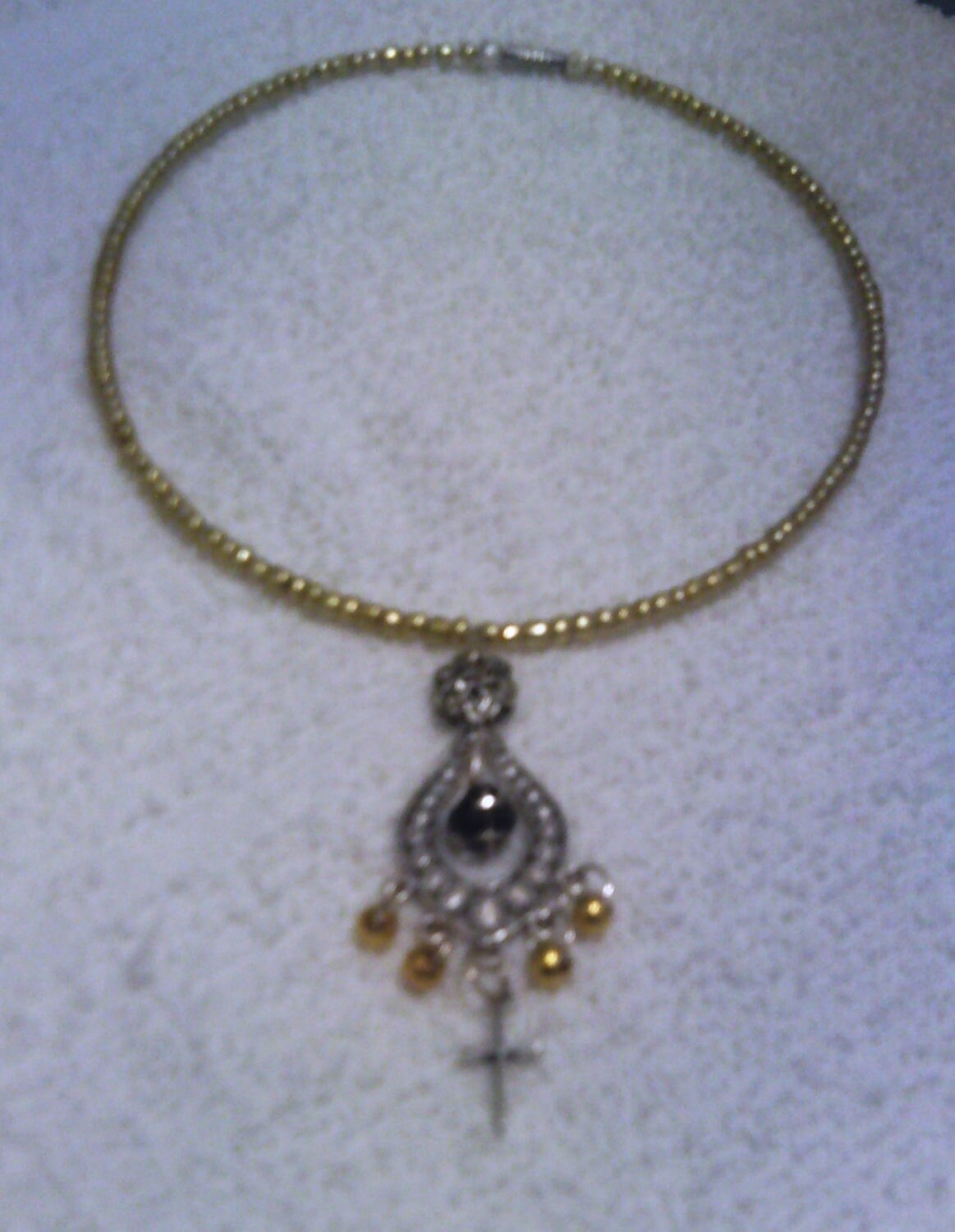 Goldfarbene Halskette Mit Zweifarbigem Anhänger Kreuz Und Amethyst Verzierung Goldfarbene Halskette Mit Zweifarbigem Anhänger Kreuz Und Amethyst Verzierung von LucyCueCreations