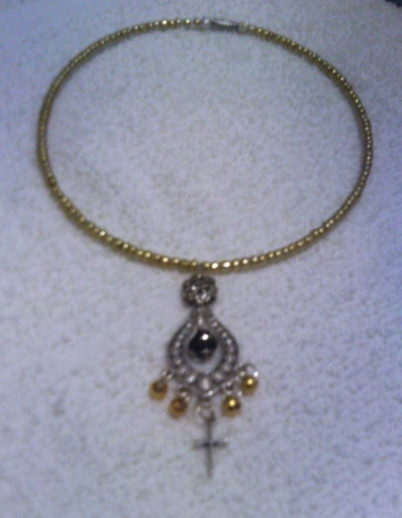 Goldfarbene Halskette Mit Zweifarbigem Anhänger Kreuz Und Amethyst Verzierung von LucyCueCreations