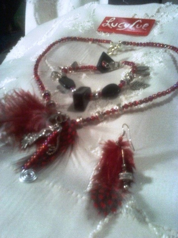 Rote Feder & Kristall Halskette, Armband Und Ohrringe Schmuck Set Rote Feder & Kristall Halskette, Armband Und Ohrringe Schmuck Set von LucyCueCreations