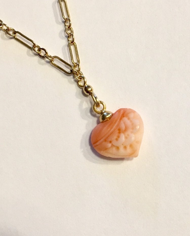 Vintage Geschnitzte Engelshaut Koralle Herz Halskette 14K Gold Filled Vintage Geschnitzte Engelshaut Koralle Herz Halskette 14K Gold Filled von LucyIsaacsJewelry
