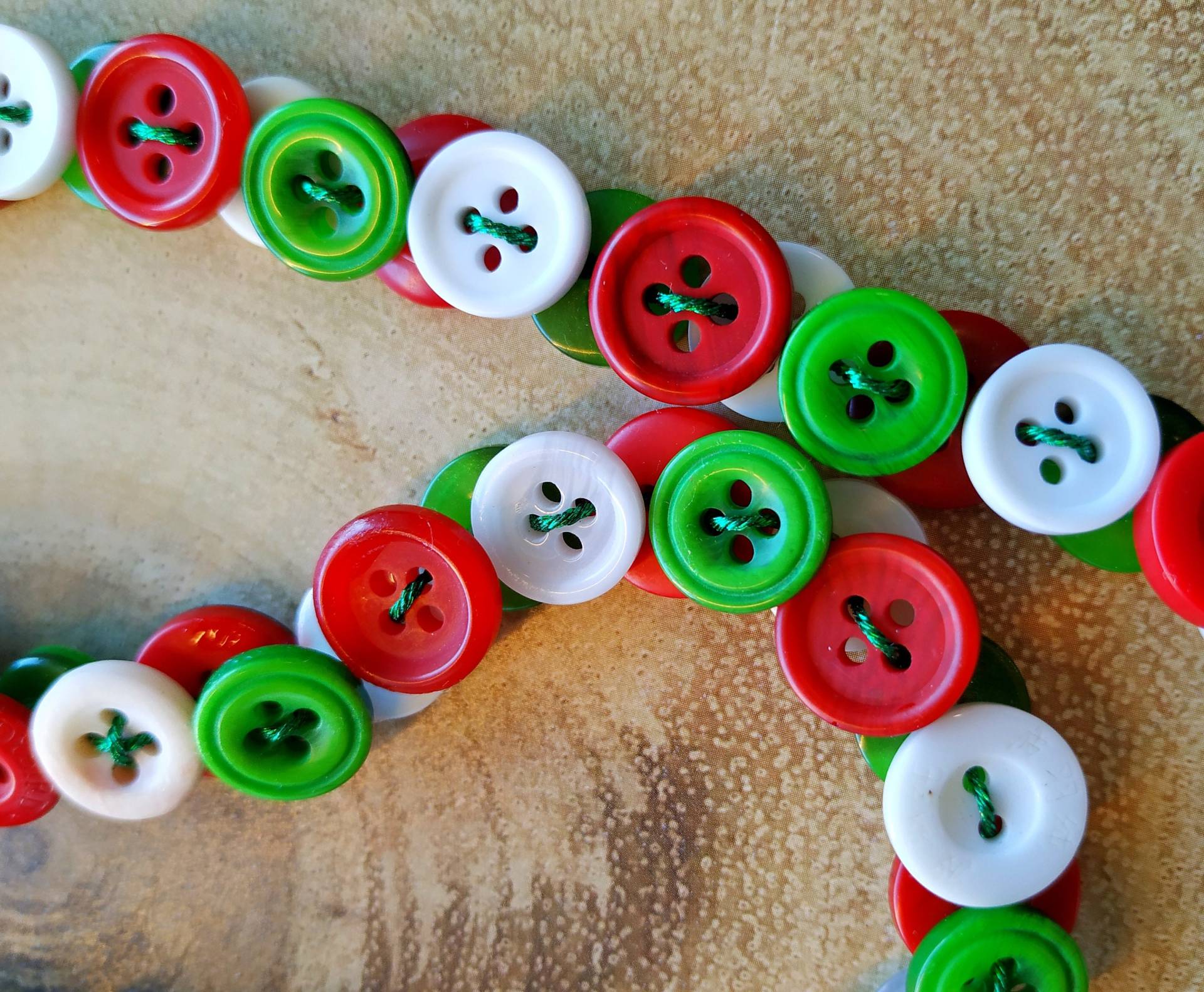 Rot-Weiß-Grüne Doppelseitige Knopfkette von LucyLynnTreasures