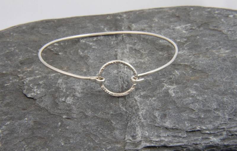 Verschluss Armband - Kreis Armreif Gehämmert Sterling Silber Spannung Freundschaftsarmband Brautjungferngeschenk in Cornwall von LucySymonsJewellery