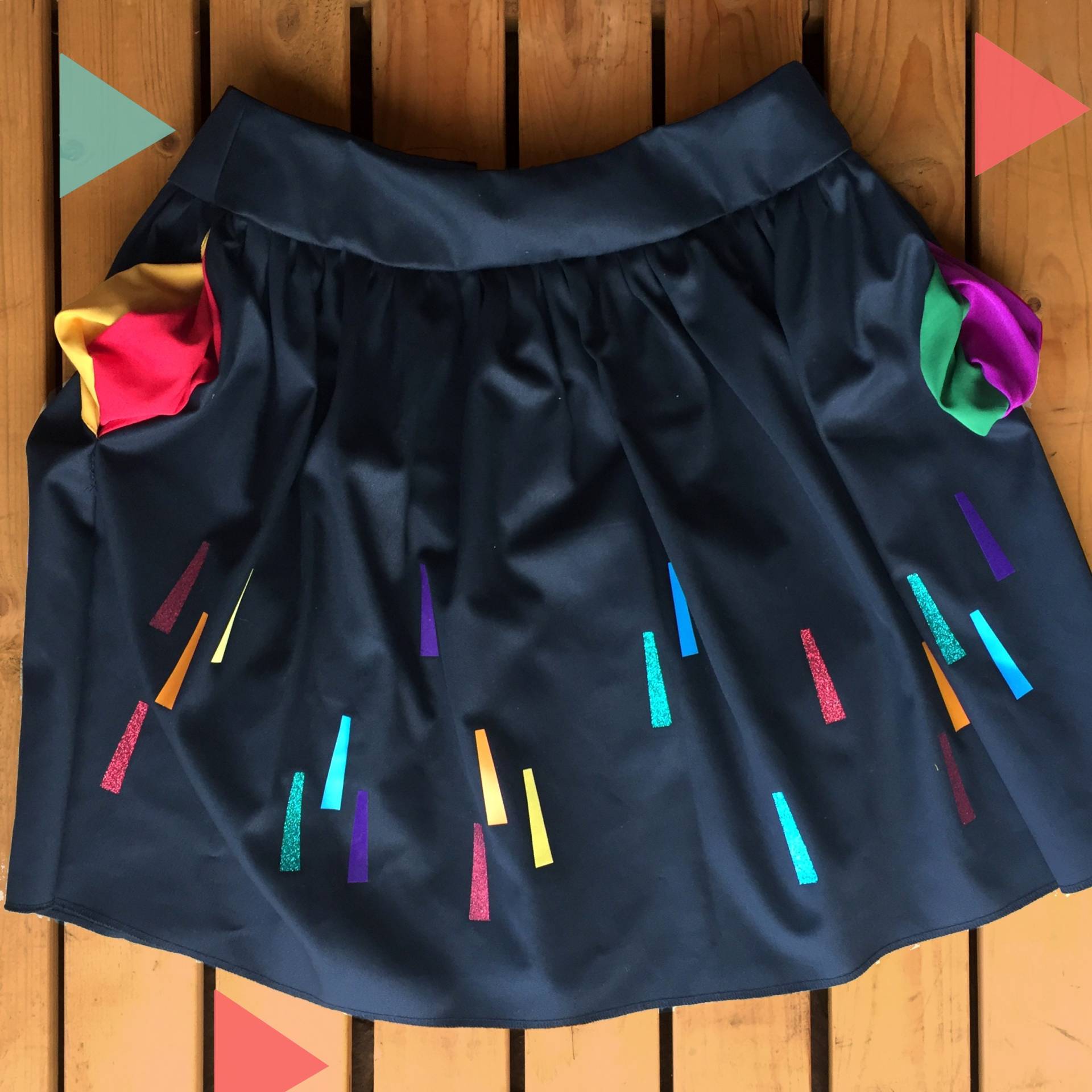 Regenbogen Handgefertigte Rock-Mit Taschen Helle Sonnenstrahl-Muster - Auf Schwarz. Damenbekleidung, Plus Größen, Bestellung Limited Edition Goth Regenbogen Handgefertigte Rock-Mit Taschen Helle Sonnenstrahl-Muster - Auf Schwarz. Damenbekleidung, Plus Größen, Bestellung Limited Edition Goth von LucyTeacup