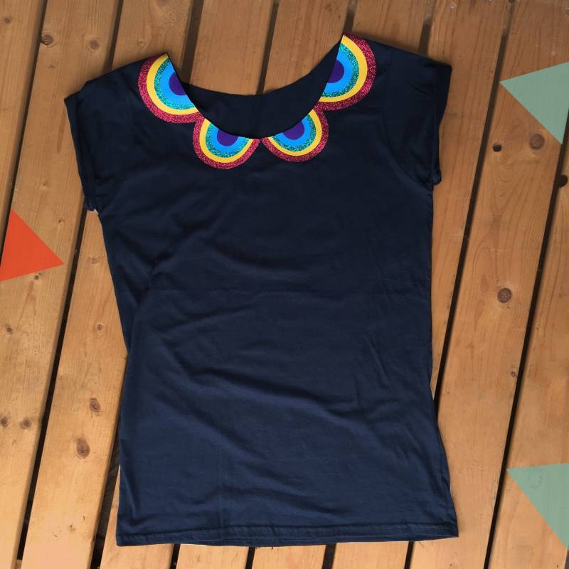 Regenbogen Peter Pan Kragen Frau Schwarzes Top Mit Glitzernden Detail. Damen T-Shirt. Farbliebhaber. Lucy Teetasse von LucyTeacup