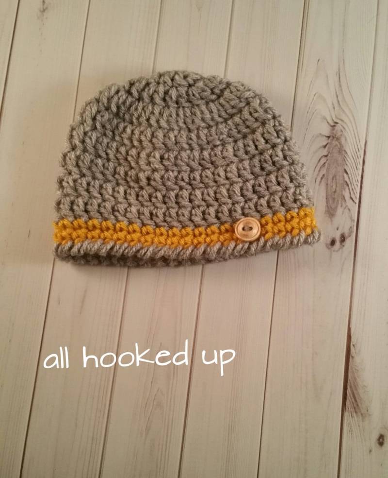 Gehäkelte Mütze Für Neugeborene Hellgraue Baby Mit Senffarbenem Streifen von LucyTootCreations