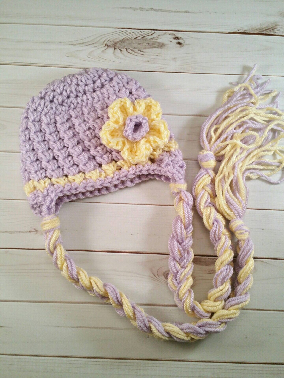 Neugeborenen Häkeln Ohrenklappe Hut Lila, Gelbe Blume, Frühlings-Outfit von LucyTootCreations