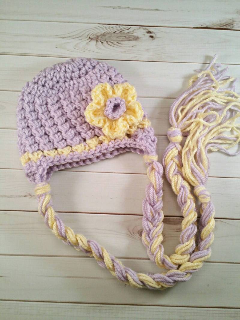 Neugeborenen Häkeln Ohrenklappe Hut Lila, Gelbe Blume, Frühlings-Outfit von LucyTootCreations