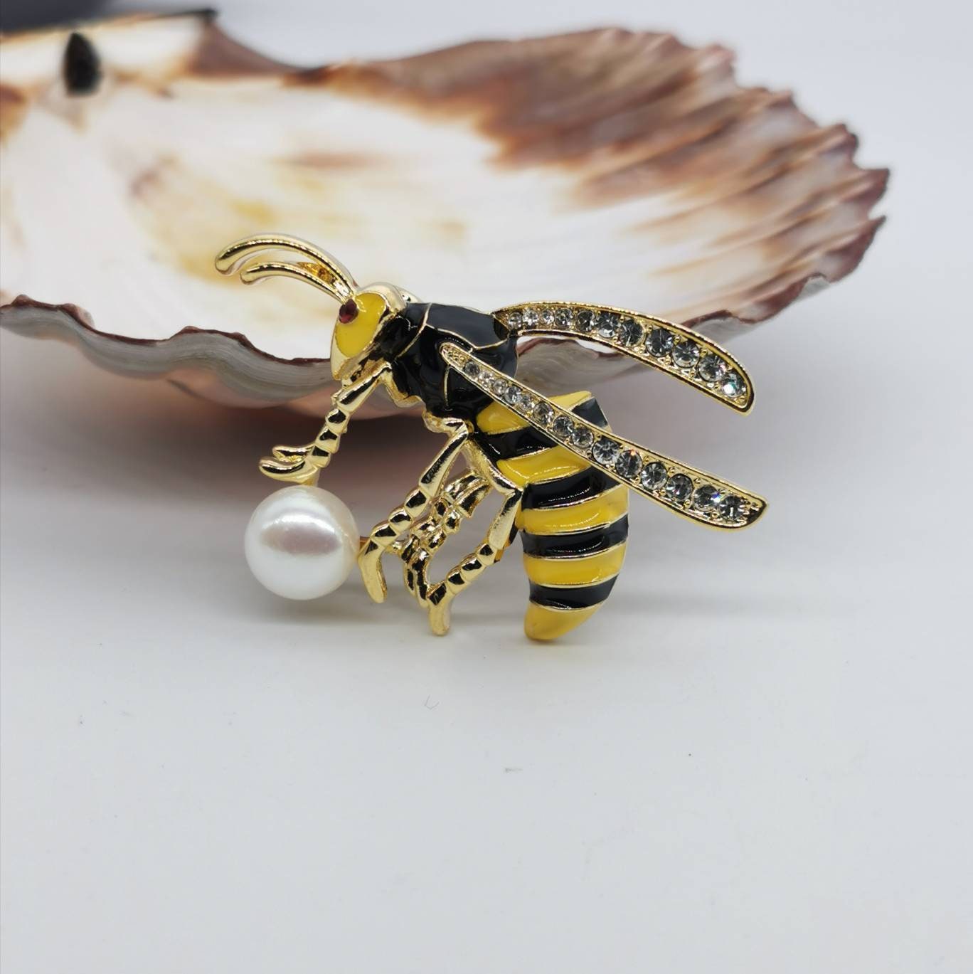 Hornet Süßwasser Perle Brosche Hornet Süßwasser Perle Brosche von LucyandRoise
