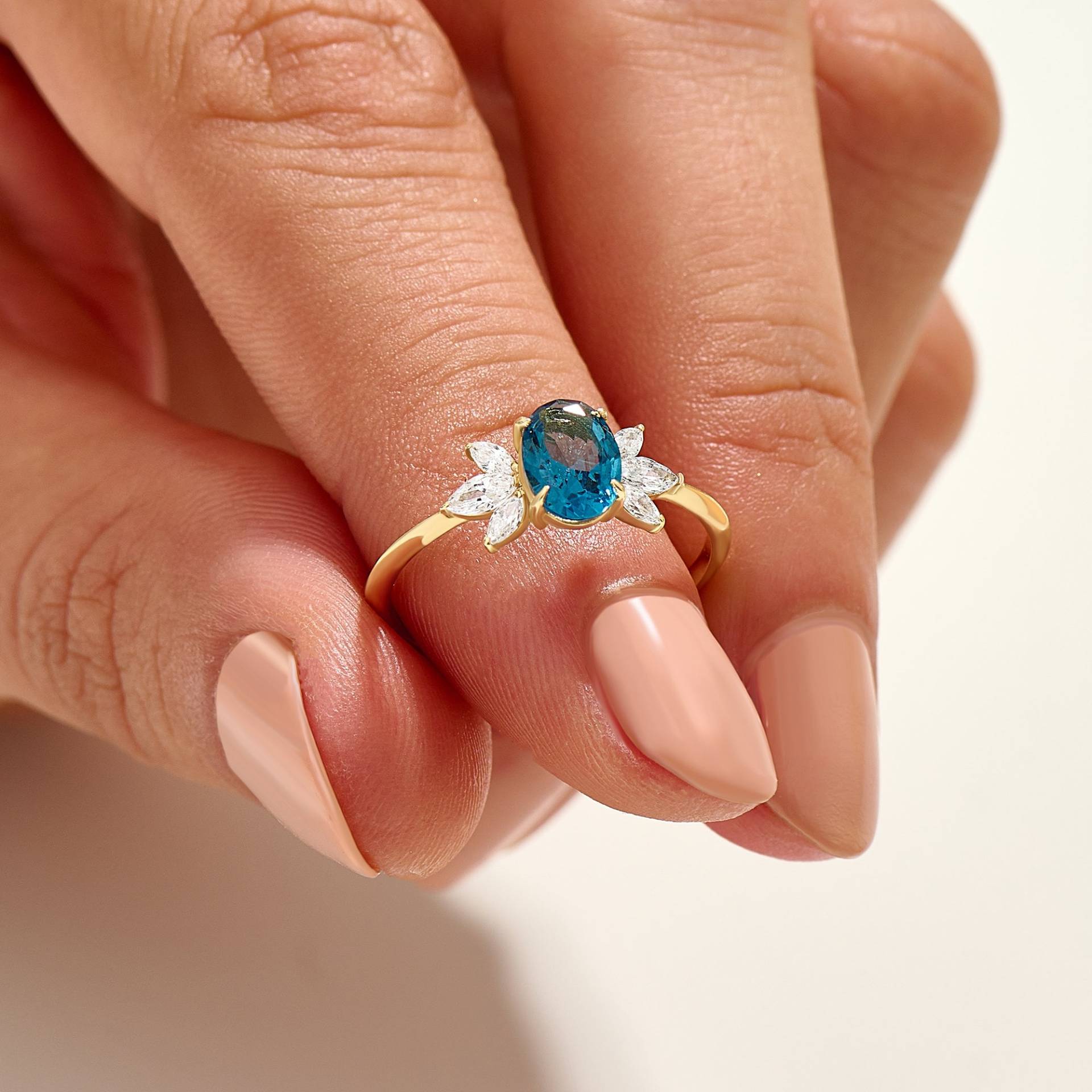 Solid Gold Saphir Verlobungsring, 14K Blumenring, Blauer Solitärring, Ovaler Saphirblumenring, Frauen-September Birthstone Geschenkring von LucysFineJewelry