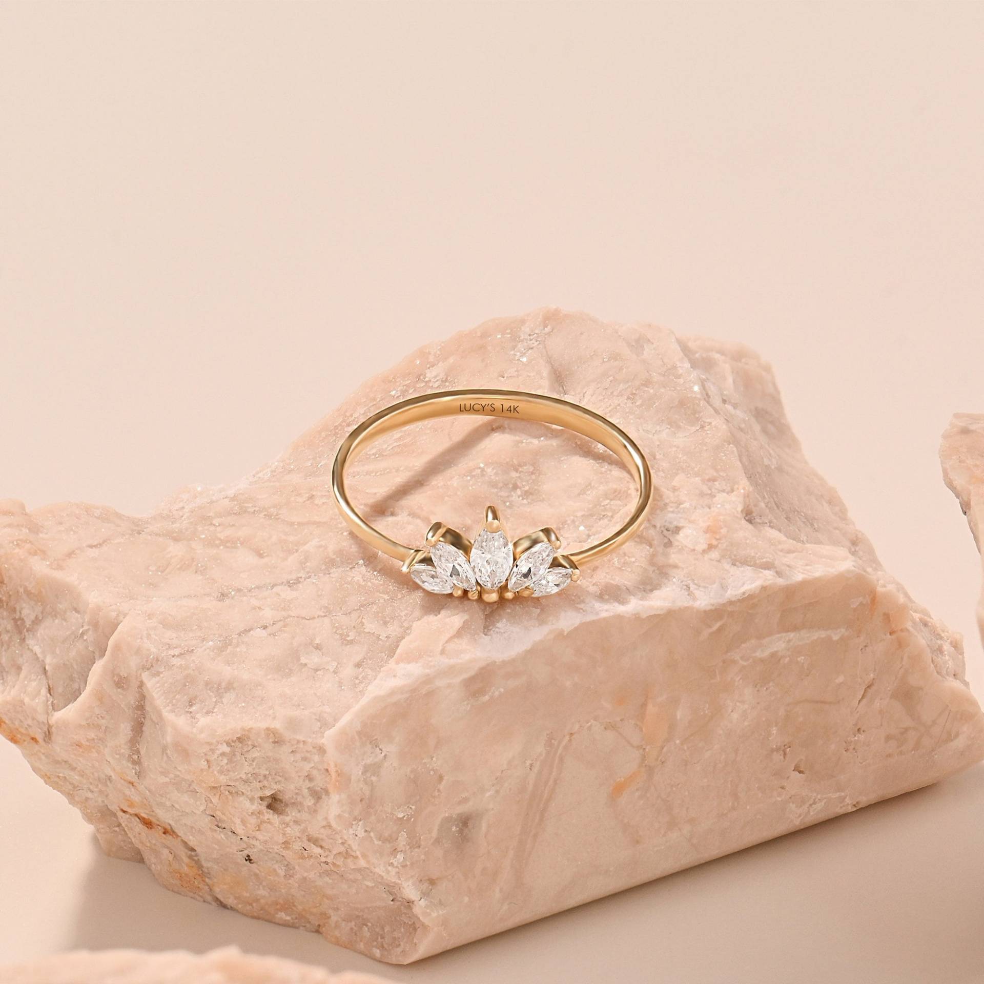 Diamant Marquise Tiara Ring, 14K Blütenblätter Verlobungsring, Massiv Gold Kleine Versprechen Ringe Für Frauen, Cut Jubiläumsring von LucysFineJewelry