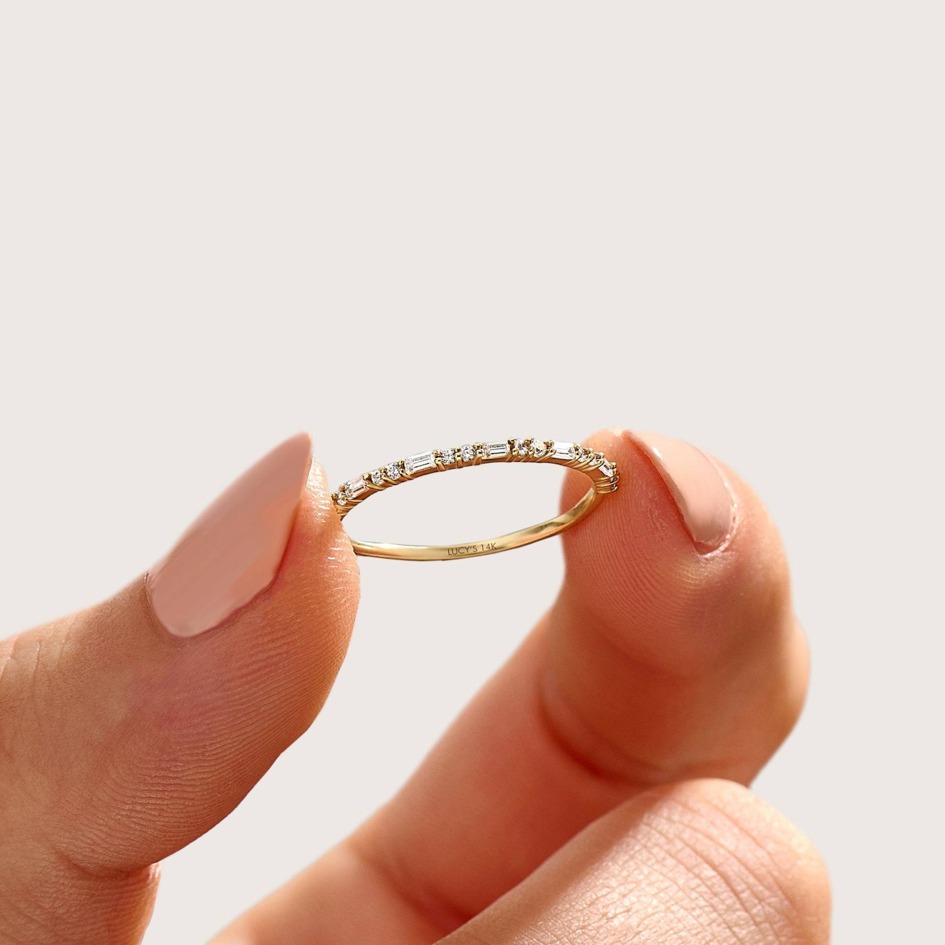 Diamant Minimal Baguette Ehering | Einfaches Eternity Band Frauen Dünner Jahrestag Ring Zierlicher Stapelring 10K 14K 18K Gold von LucysFineJewelry