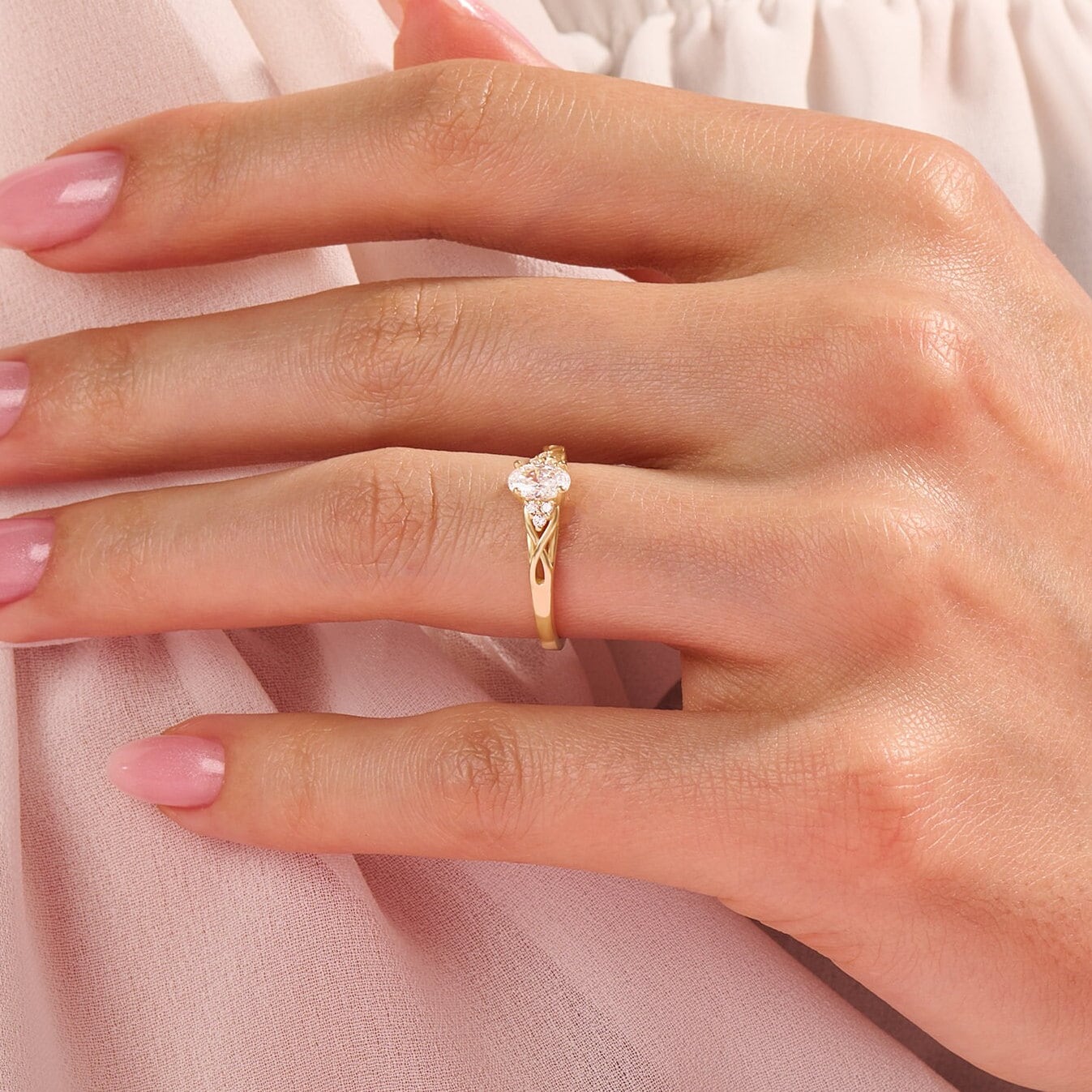 14K Gold Geflochtenes Band Moissanit Verlobungsring, Vintage Inspirierte Oval Solitär Ring, Irish Knot Lab Erstellt Diamantring Für Frauen von LucysFineJewelry