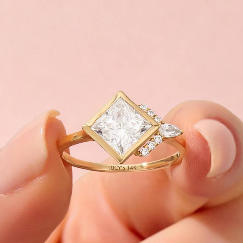 Princess Cut Moissanite Verlobungsring 14K Massivgold Lünette Set Moderner Brautschmuck von LucysFineJewelry