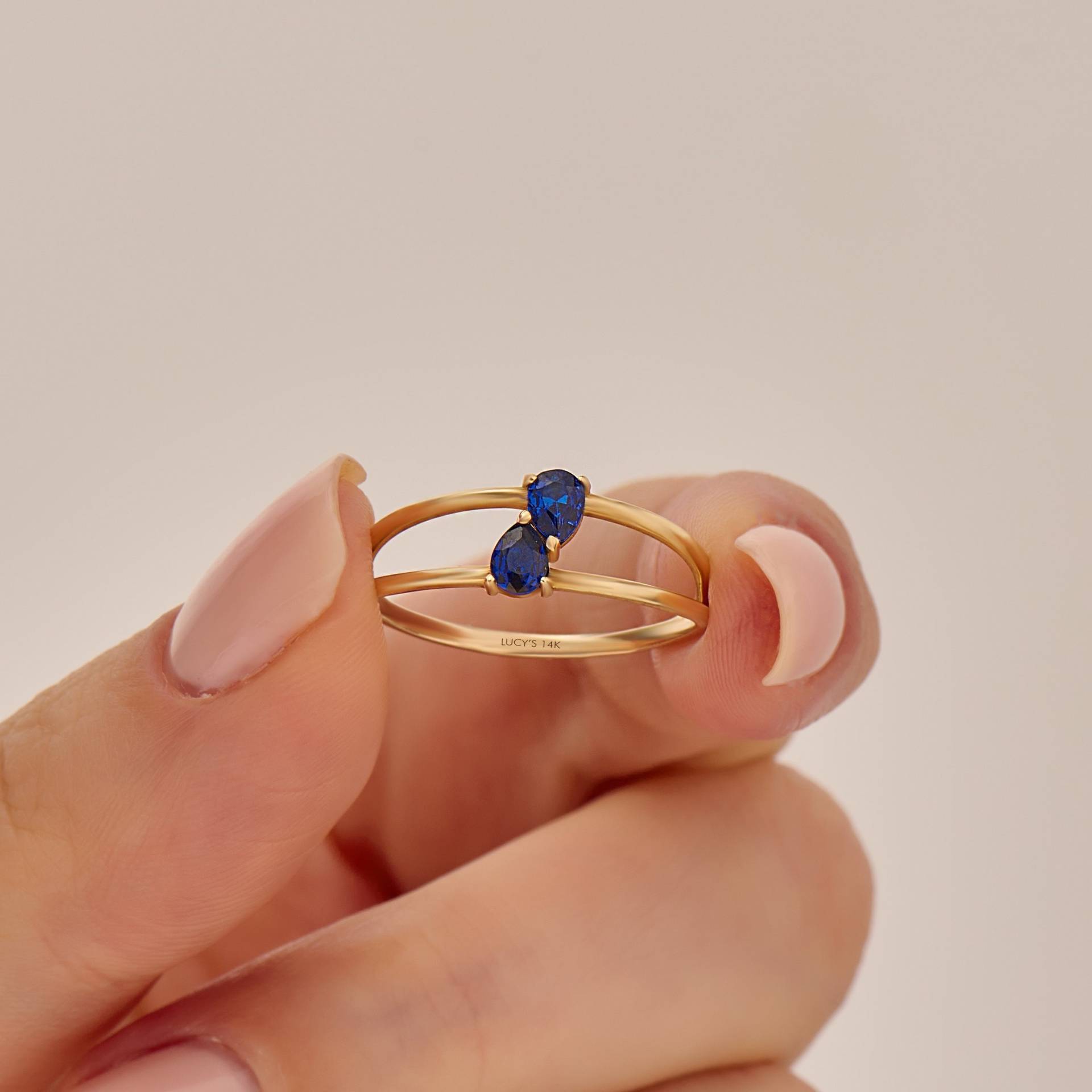 Split Shank Saphir Verlobungsring | 14K Solid Gold Einzigartige Statement Ring Birnenform Blauer Edelstein Zwei Kleine Frauen-Steinring von LucysFineJewelry