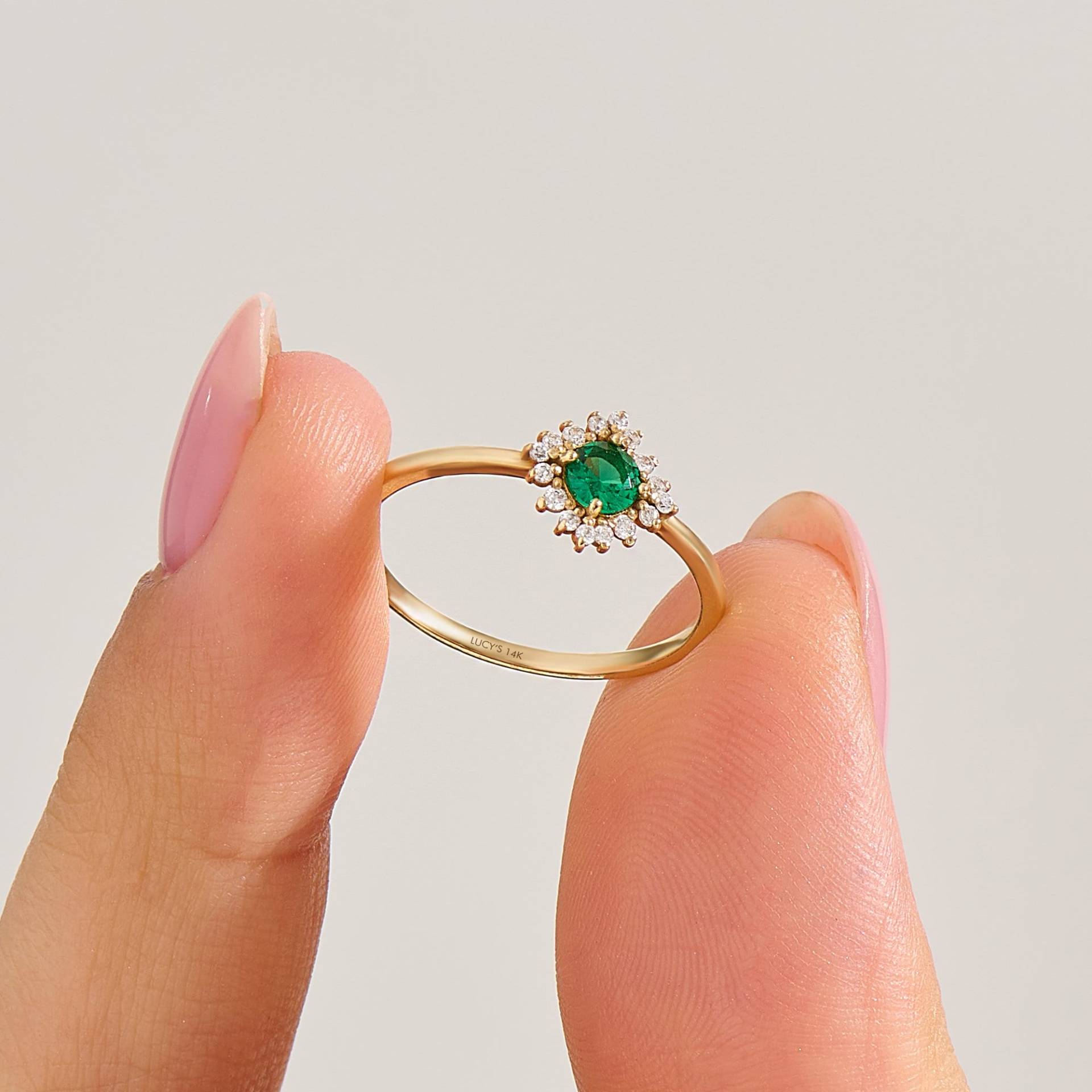 Smaragd Diamant Solitär Ring, 14K Minimalist Halo Ring Frauen, Zierliche Grüne Blume Kleine Versprechen Handgemachtes Schmuck Geschenk von LucysFineJewelry