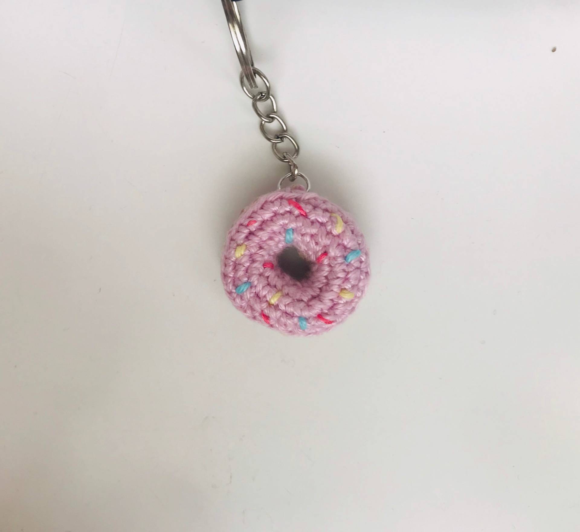 Gehäkelter Donut Schlüsselanhänger, Crochet Keychain Gehäkelter Donut Schlüsselanhänger, Crochet Keychain von LucysKawaiiShop