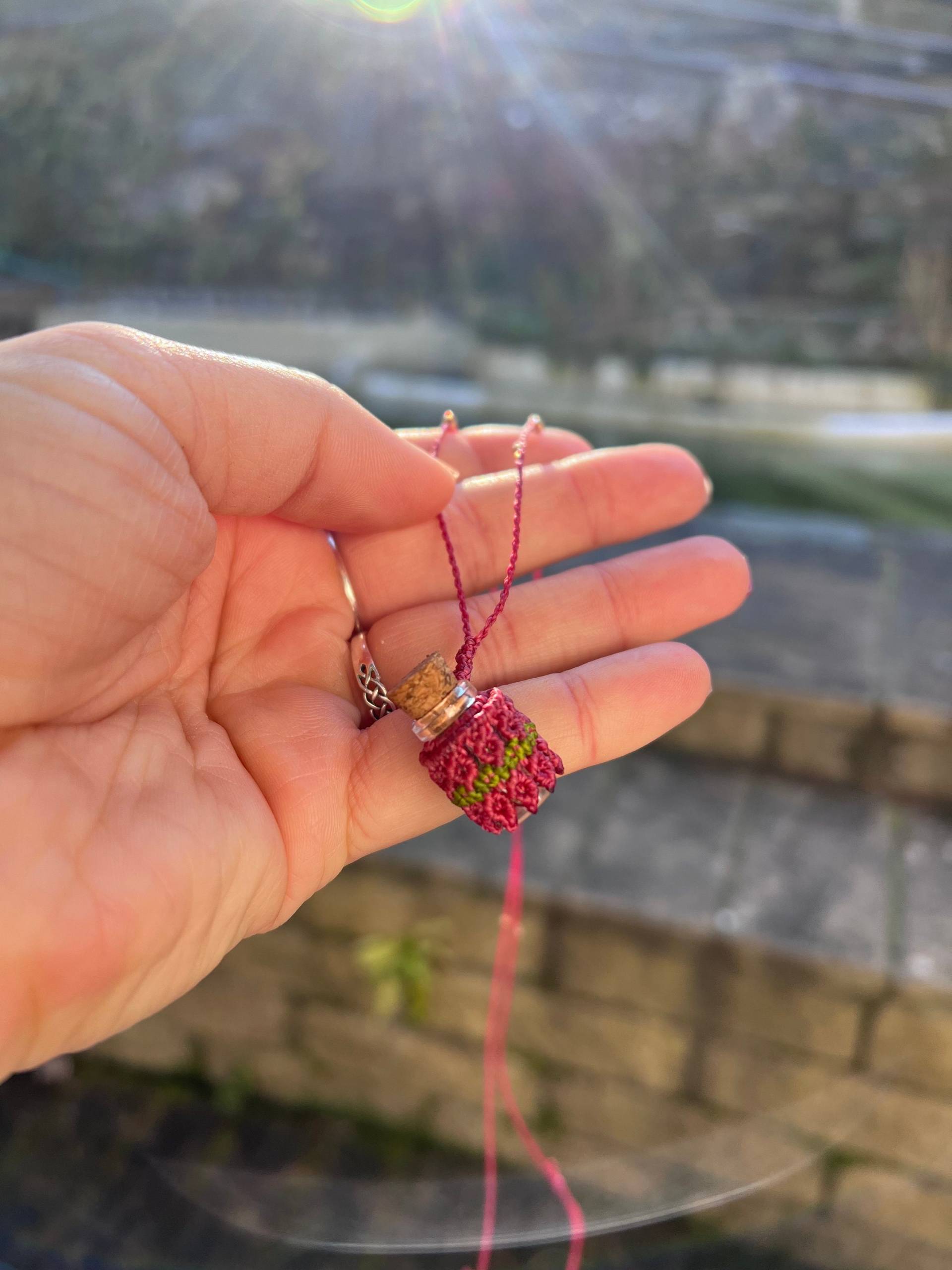 Wunschkette Mikro Makramee, Glaswunsch Kette, Kork, Perlenkette, Boho Hippy Glasfläschchen Wunschkette Mikro Makramee, Glaswunsch Kette, Kork, Perlenkette, Boho Hippy Glasfläschchen von LucysKnottingArt