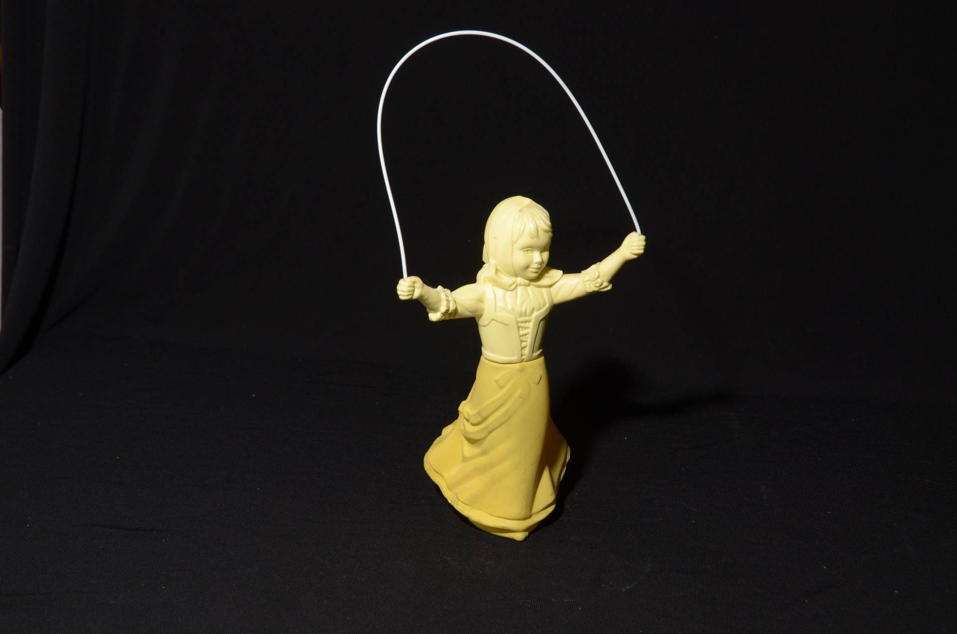 Avon Vintage Keine Seile Parfümflasche Feldblumen Köln Avon Vanity Decor Original Label Girl Flasche Figur Sweet Honesty von LucysMidCentury