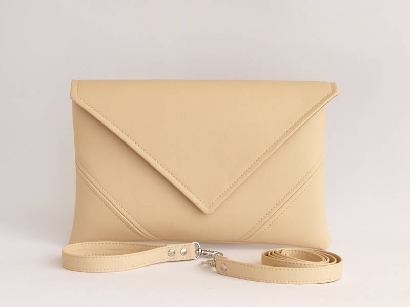 Beige Vegan Leder Clutch Elfenbein Brautjungfer Handtasche Mit Handschlaufe von LudaMelnick