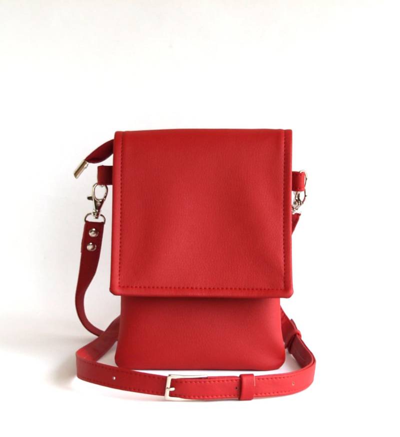 Rote Vegan Leder Crossbody Messenger Bag Handgemachte Handytasche von LudaMelnick