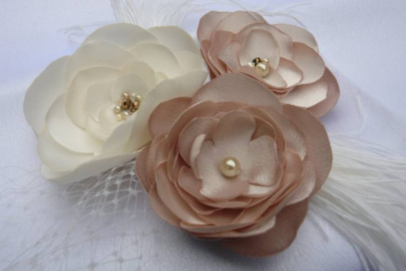 Champagner-Elfenbein-Braut Blumen-Haarspange, Feder Fascinator von LudasPreciousDesigns