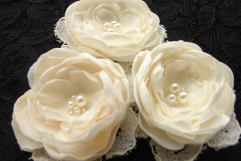 Elfenbeinfarbener Fascinator - Braut Kopfschmuck Mit Perle in Der Mitte von LudasPreciousDesigns