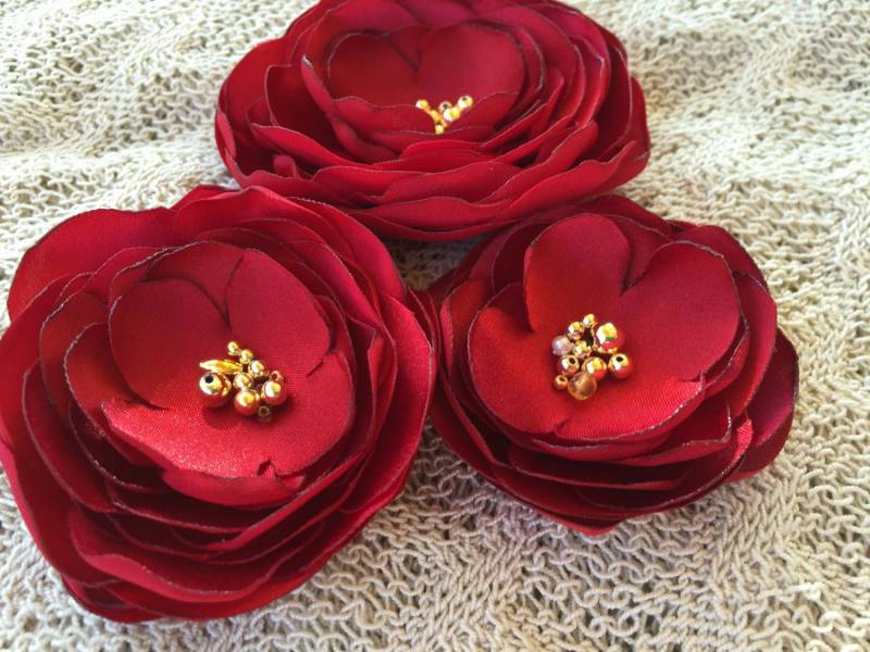 Rote Blumenkopfschmuck - Rote Braut Haar-Clip Blume Brautgürtel Braut-Accessoires Brosche 3 Teiliges Set Roter Mohn Blüht von LudasPreciousDesigns