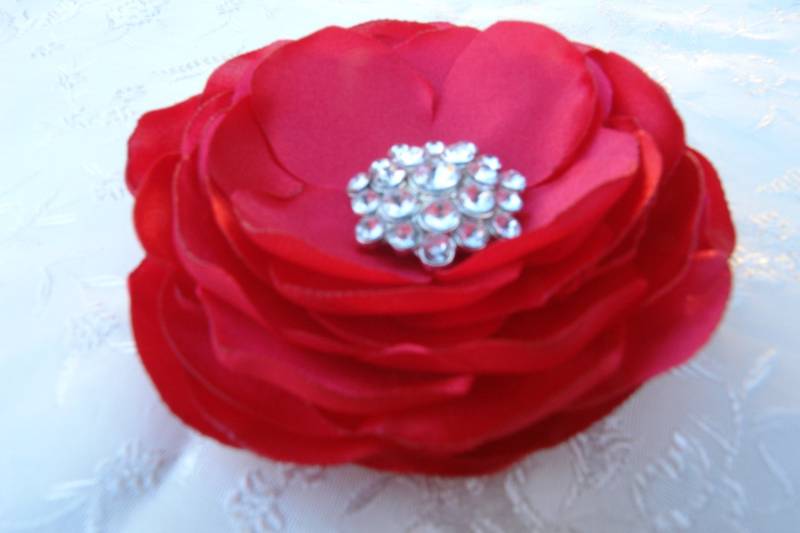 Rote Satin Blume Anstecknadel - Strass Brosche von LudasPreciousDesigns