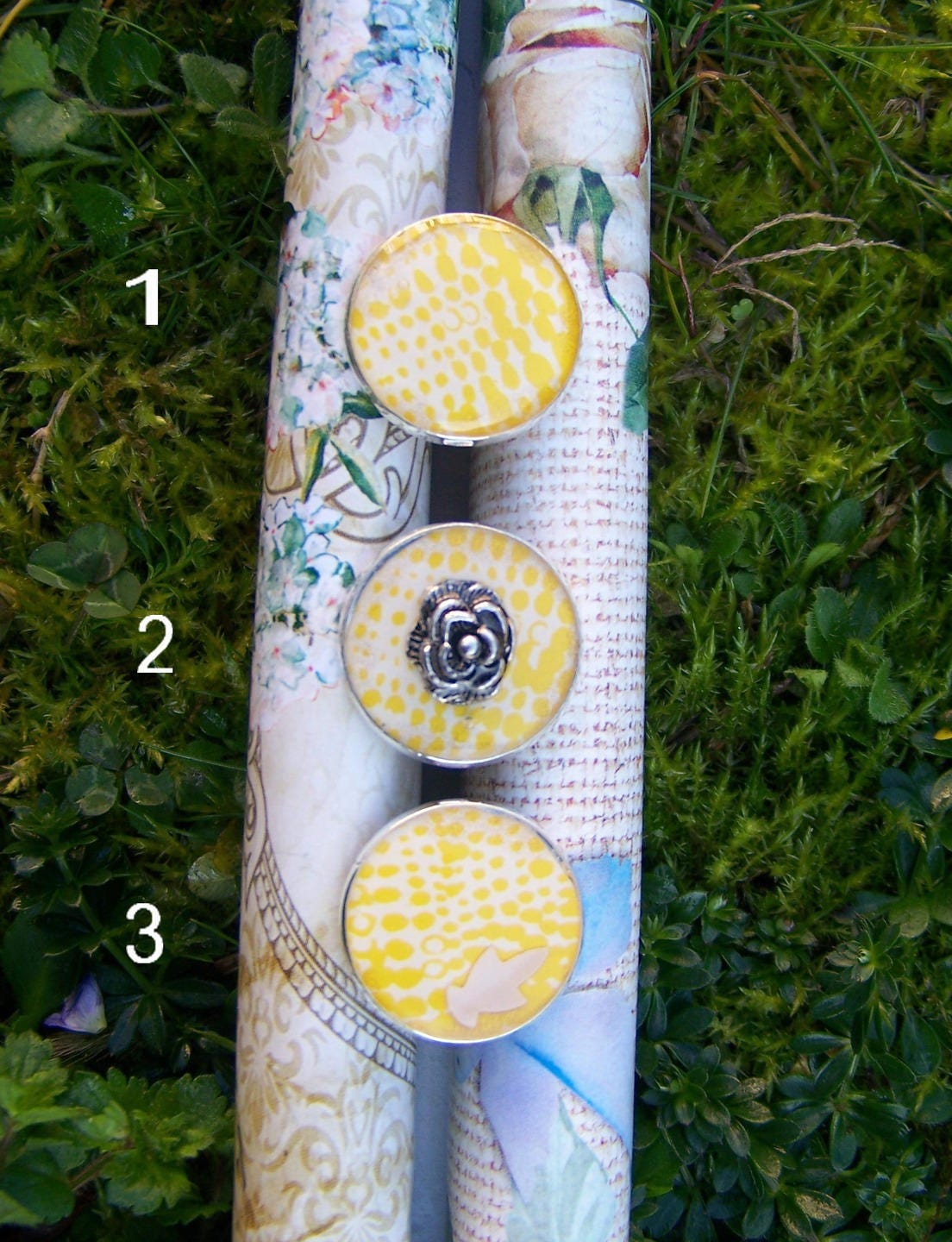 Gelbe Und Weiße Ringe Mit Silbernen Kreisen Muster Gelbe Und Weiße Ringe Mit Silbernen Kreisen Muster von Ludkajoy