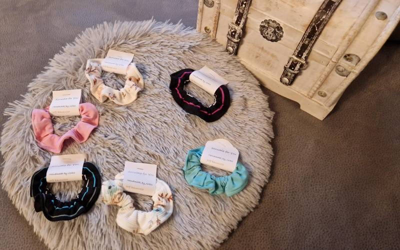Handgemachte Scruchie Verschiedene Farben Und Muster, Stoff Haargummis; Zopfgummi, Kein Haarbruch; Ohne Kopfschmerzen, Bunt von LudmillasShop