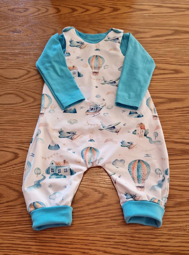 Handgemachter Strampler Und Langarmshirt in Größe 80, Aus Jersey, Motiv Flugobjekte, Shirt Einfarbig, Türkis, Mitwachsbündchen An Beinen von LudmillasShop