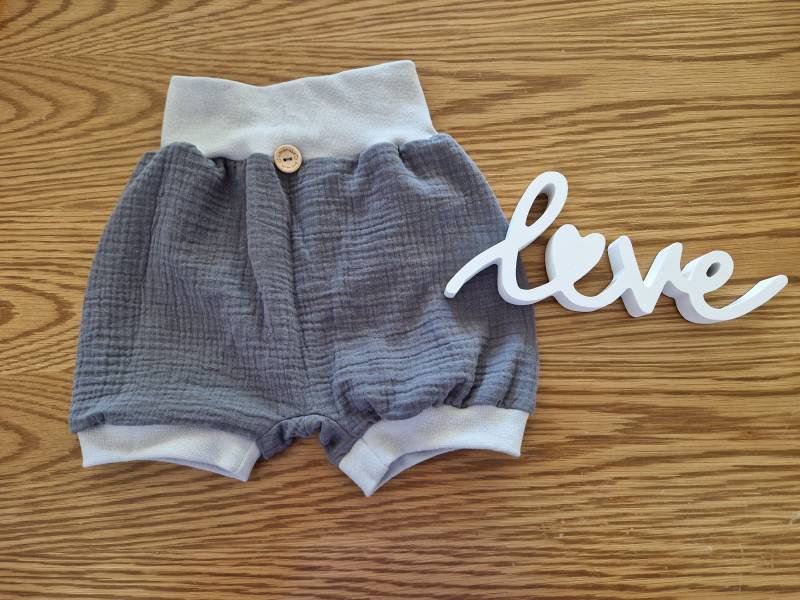 Kurze Sommerhose in 110/116, Grautöne Uni, Aus Weichem Musselin, Hellgraue Bündchen An Bauch/Beine, Vorne Mittig Ein Handmade Holzknopf von LudmillasShop