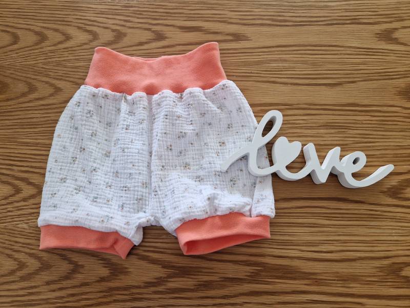Kurze Sommerhose in Verschiedenen Größe, Weiß/Apricot, Dezente Blümchen, Aus Weichem Musselin, Apricot Bündchen An Bauch/Beine von LudmillasShop