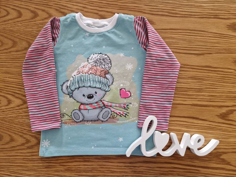 Langarmshirt in Größe 92, Mint, Bunt, Motiv Süßer Winterbär, Aus Weichem Jerseystoff, Ärmel Sind Passendem Stoff Gestreift von LudmillasShop