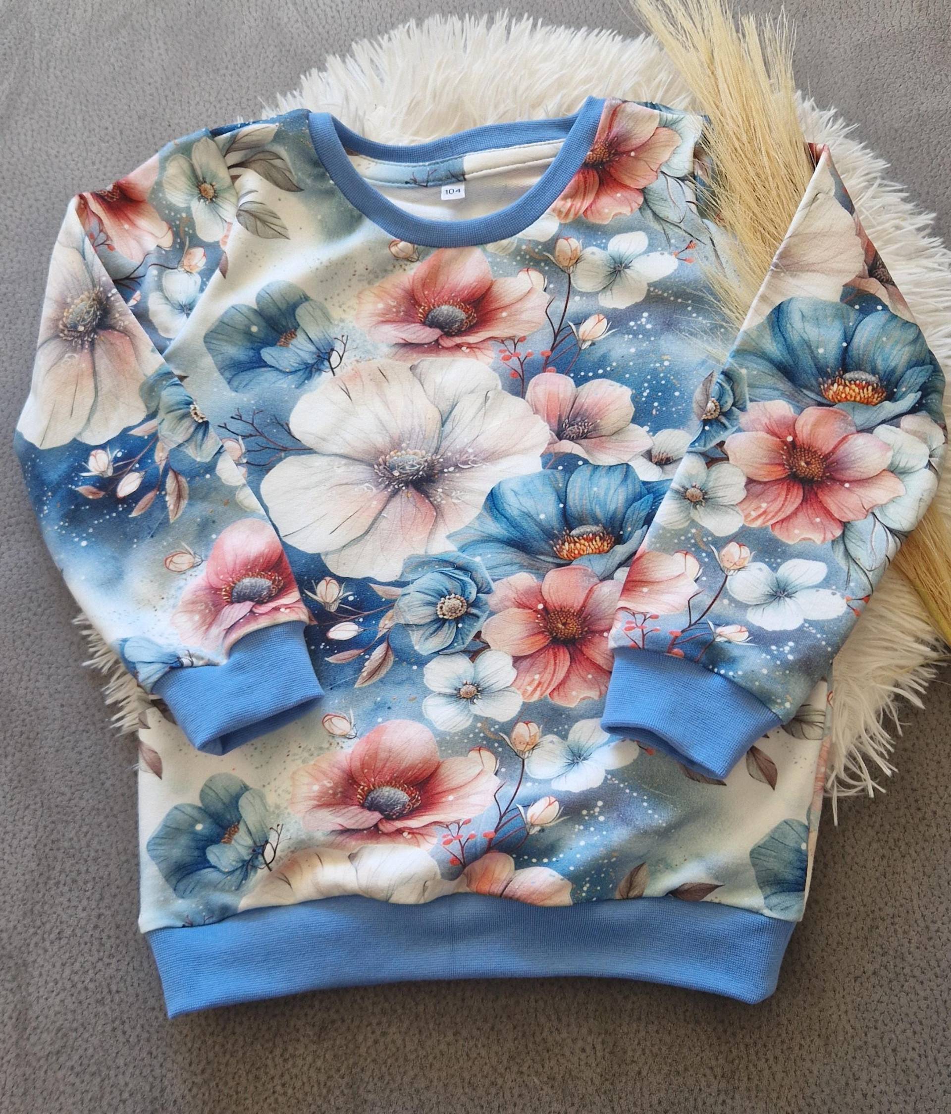 Mädchen Pullover in Größe 104, Motiv Bunte Blumen, Rot-Blau, Aus Weichem French Terry, Bündchen Blau, Weihnachtspullover, Versandfertig von LudmillasShop