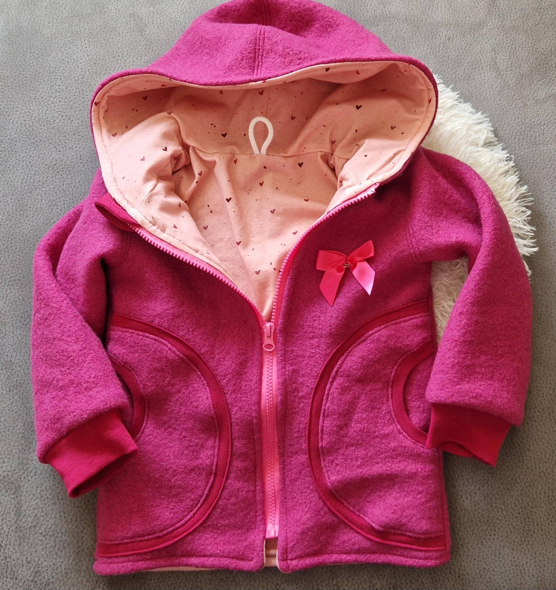 Walkjacke in Größe 104; Dunkelpink, Konfetti Herze; Innenfutterjersey; Reißverschluss, Seitlich Eingrifftaschen, Doppellagig, Versandfertig von LudmillasShop