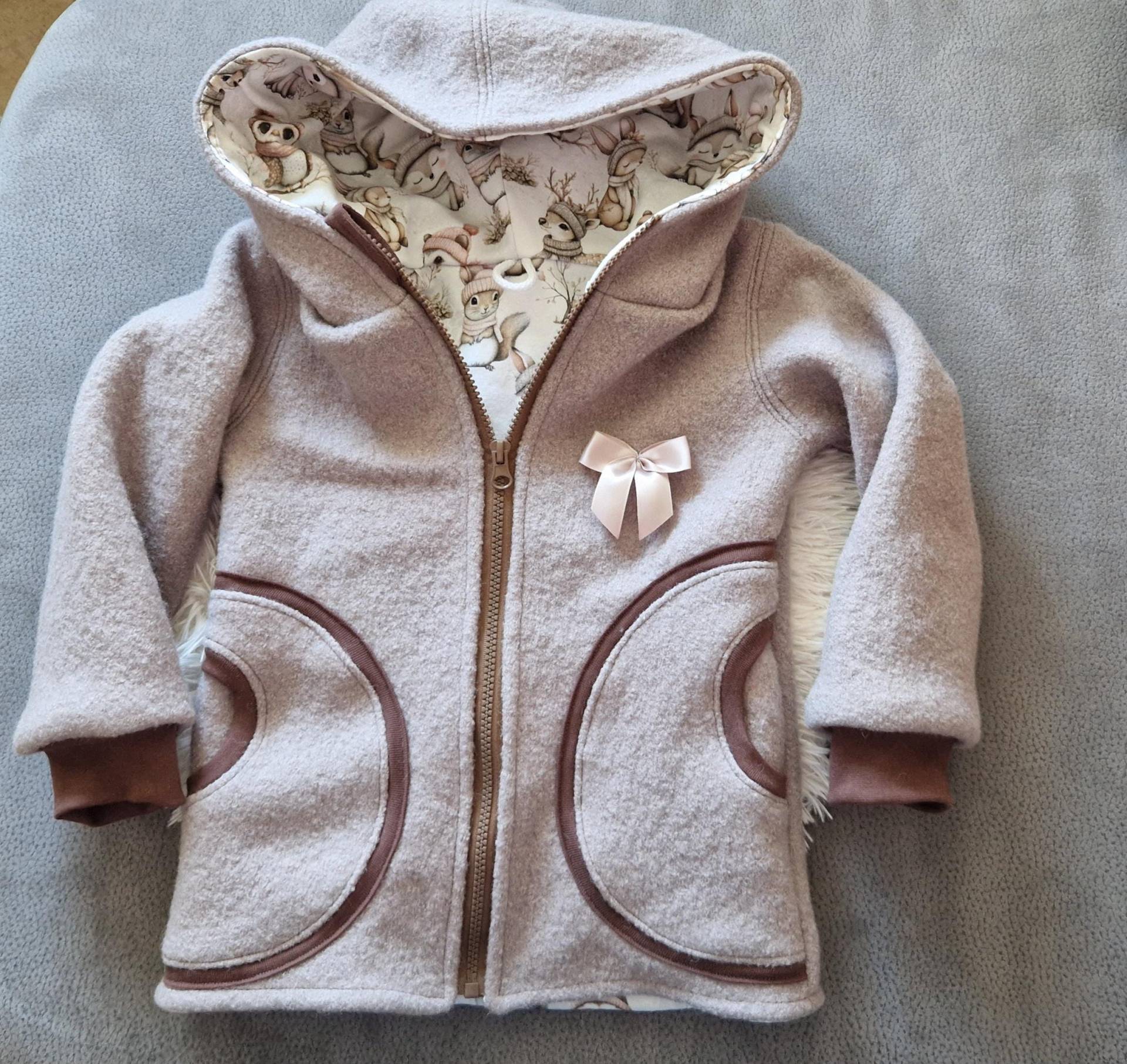 Walkjacke in Größe 104; Taupe/ Braun, Wintermotive; Innenfutter Fench Terry; Reißverschluss Vorne, Seitlich Eingrifftaschen, Doppellagig von LudmillasShop