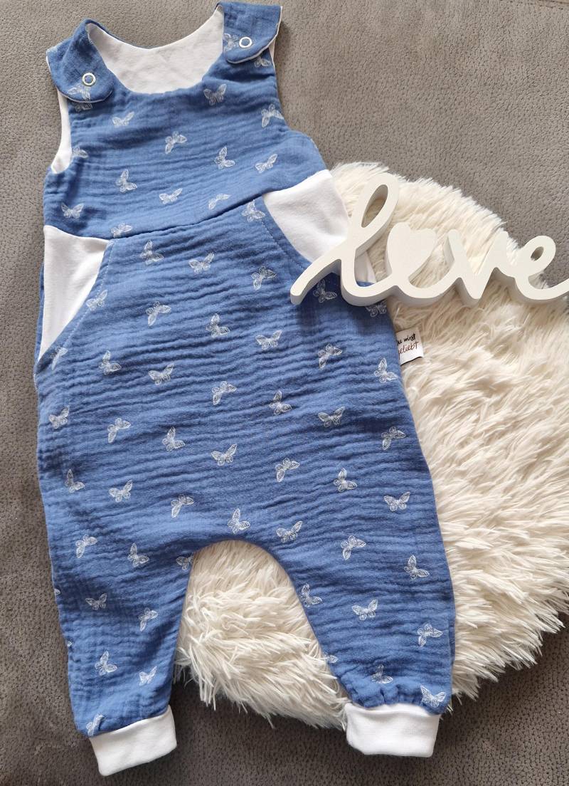 strampler in Größe 74 Aus Weichem Musselin, Blau Mit Weißen Schmetterlingen, Seitliche Eingriffstaschen Weißem Jersey, Label Seitlich von LudmillasShop