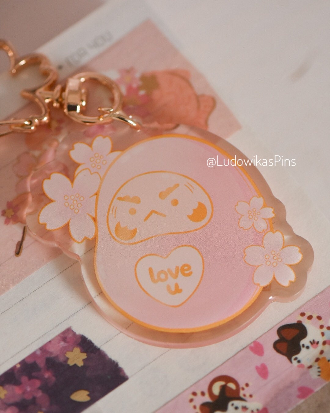 Love U Daruma Keychain | Sakura Kawaii Pink Pastel Acrylic von LudowikasPins