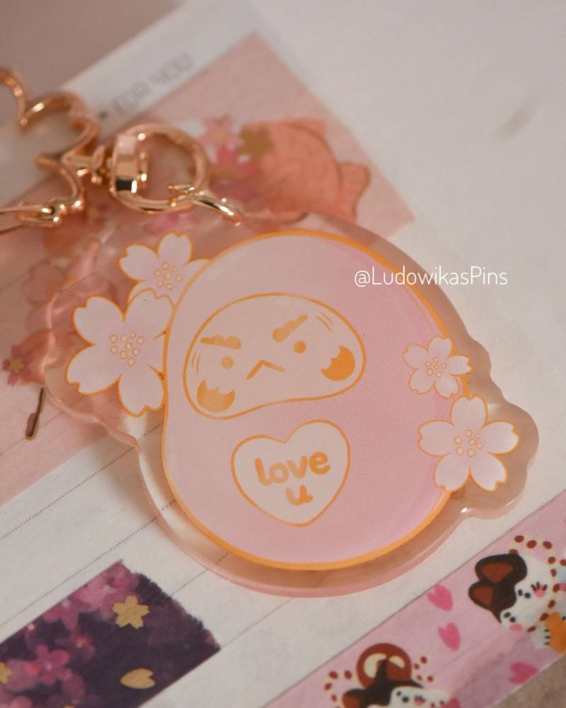 Love U Daruma Keychain | Sakura Kawaii Pink Pastel Acrylic Love U Daruma Keychain | Sakura Kawaii Pink Pastel Acrylic von LudowikasPins