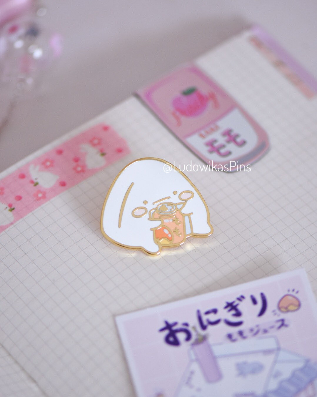 Momo Juice Onigiri || Pfirsich Saft Riceball Peach Kawaii Japanisch Japan Pastell Enamel Pin Rosa Gold von LudowikasPins