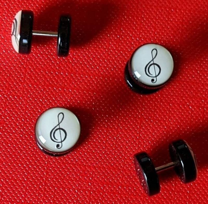 1x Fake Stecker Plug Tunnel Notenschlüssel Musiker Piercing Ohrstecker Ohrringe Musiknote Musik Note Edelstahl Unisex Neu von LuederitzDesign