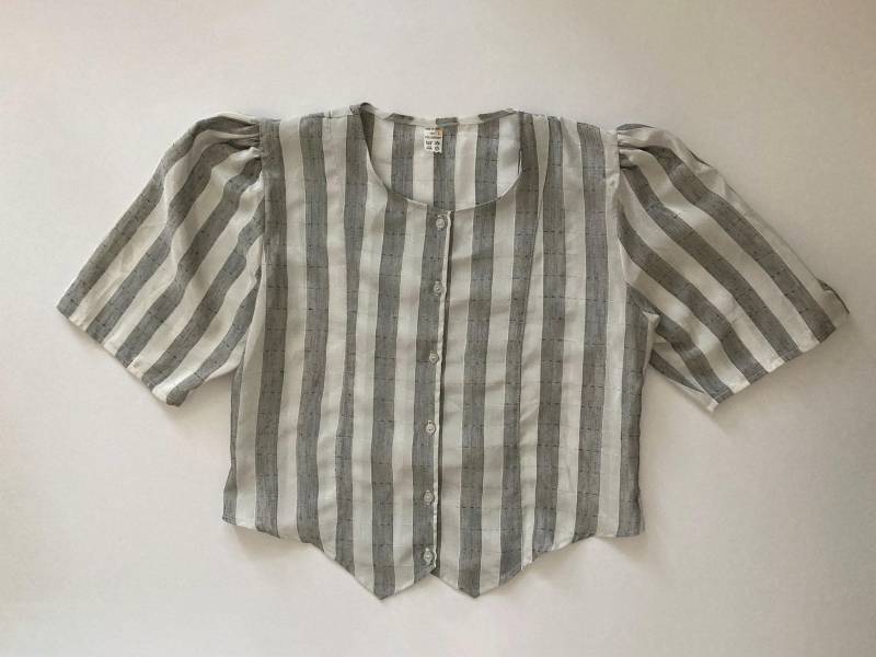 80Er Jahre Vintage Kurztop Mit Puffärmeln Und Schleife 80Er Jahre Vintage Kurztop Mit Puffärmeln Und Schleife von LuellaVintageStore