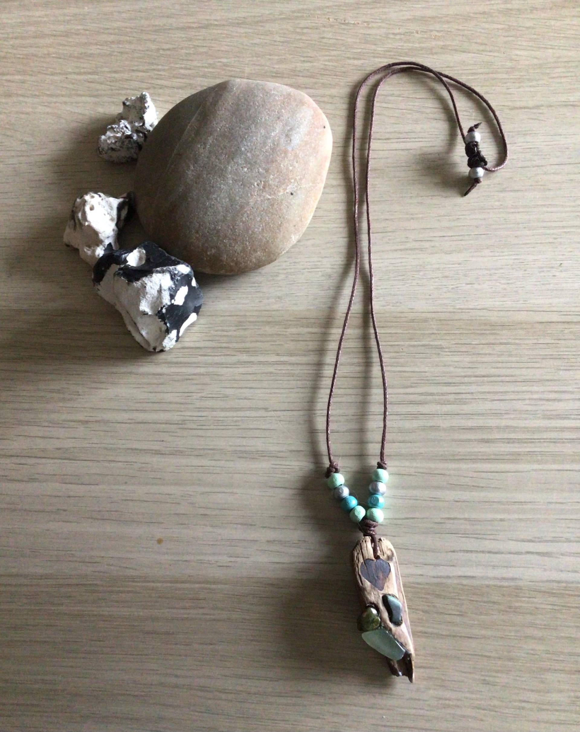 Treibholzschmuck, Treibholz Ostsee, Usedom Mit Kleinen Halbedelsteinsplittern Und Längenverstellbarer Kette Treibholzschmuck, Treibholz Ostsee, Usedom Mit Kleinen Halbedelsteinsplittern Und Längenverstellbarer Kette von LuettLotte