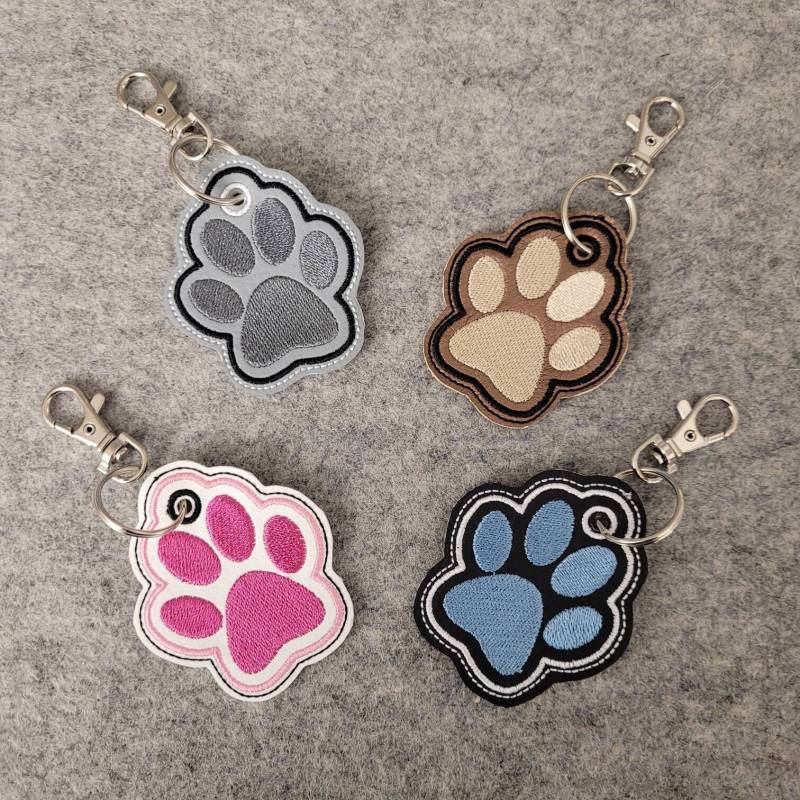 Pfote Schlüsselanhänger/Taschenbaumler - Gestickt von LuettisDekoStudio